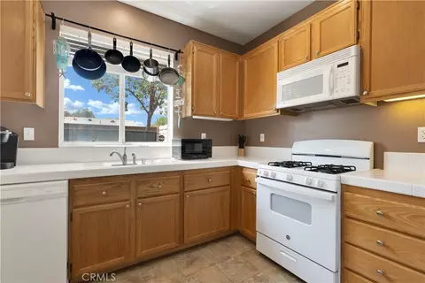 Kitchen - 292 Edgemire Ln, Simi Valley, CA 93065 photo 2 of 3