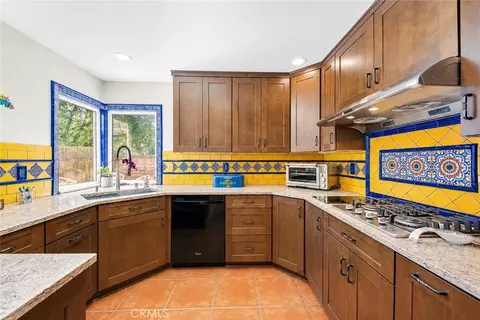 Kitchen - 15376 Bambi Ct, Moorpark, CA 93021 photo 4 of 9