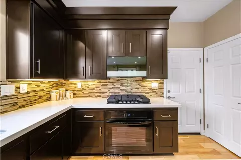 Kitchen - 28655 Placerview Trl, Santa Clarita, CA 91390 photo 5 of 7