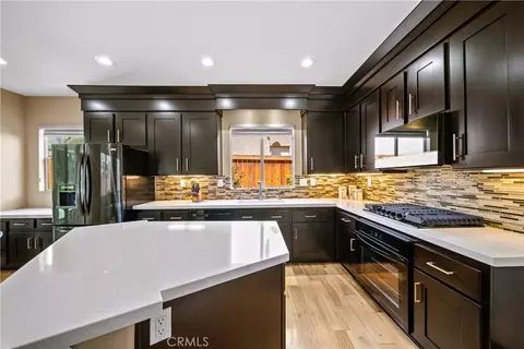 Kitchen - 28655 Placerview Trl, Santa Clarita, CA 91390 photo 4 of 7