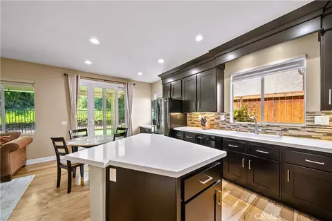 Kitchen - 28655 Placerview Trl, Santa Clarita, CA 91390 photo 6 of 7