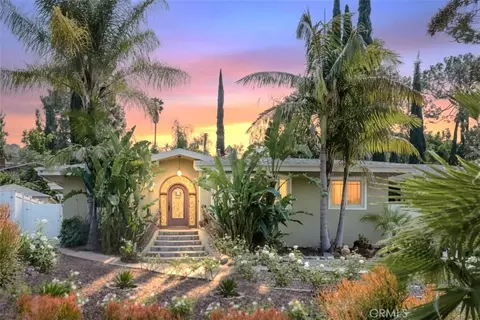 21720 Dumetz Rd, Woodland Hills, CA 91364