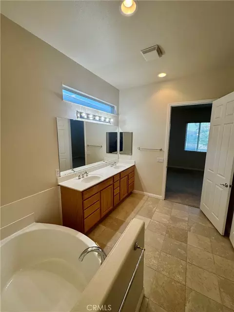 Bath - 19533 Vermillion, Apple Valley, CA 92308 photo 1 of 4