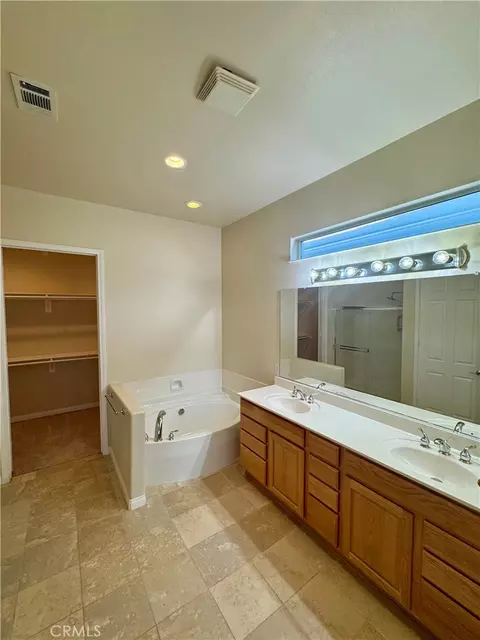 Bath - 19533 Vermillion, Apple Valley, CA 92308 photo 2 of 4