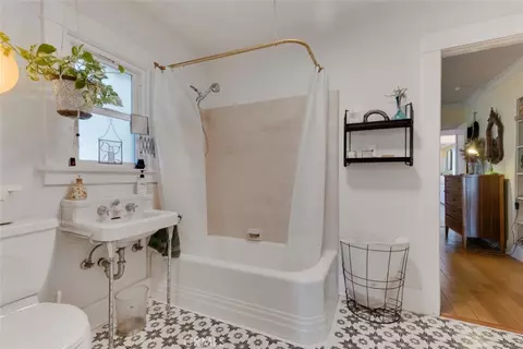 Bath - 5218 Mount Helena Ave, Eagle Rock, CA 90041 photo 2 of 4