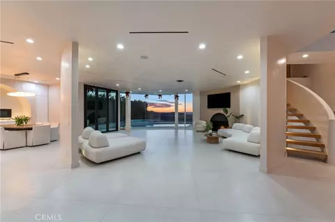 8045 Mulholland Dr, Los Angeles, CA 90046