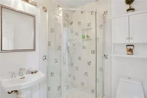 Bath - 25142 Walnut St, Newhall, CA 91321 photo 4 of 4