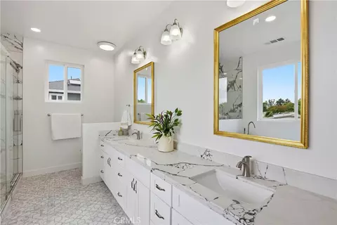 Bath - 604 Nomad Ct, Hayward, CA 94544 photo 4 of 8