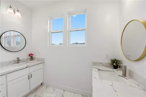 Bath - 604 Nomad Ct, Hayward, CA 94544 photo 2 of 8