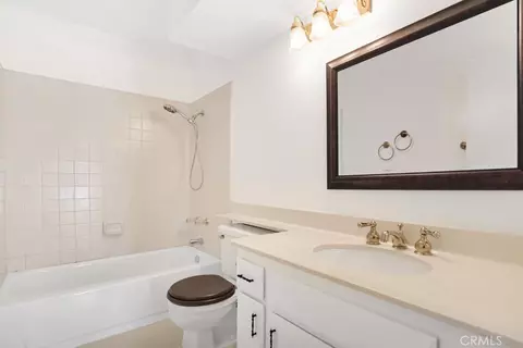 Bath - 905 Thistlegate, Oak Park, CA 91377 photo 2 of 3