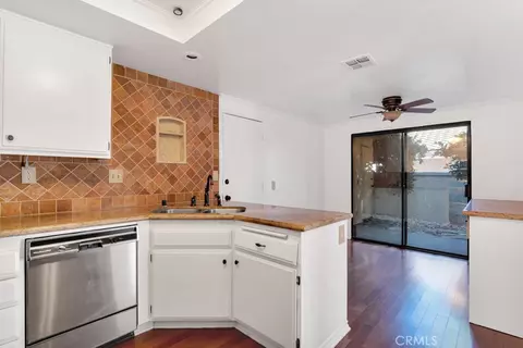 Kitchen - 905 Thistlegate, Oak Park, CA 91377 photo 4 of 4