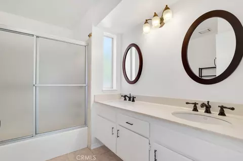 Bath - 905 Thistlegate, Oak Park, CA 91377 photo 3 of 3