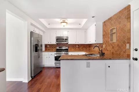 Kitchen - 905 Thistlegate, Oak Park, CA 91377 photo 2 of 4