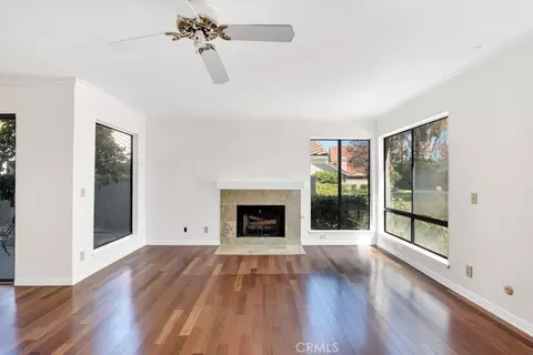 Living - 905 Thistlegate, Oak Park, CA 91377 photo 2 of 5