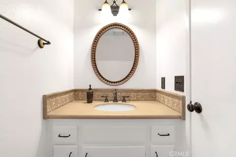 Bath - 905 Thistlegate, Oak Park, CA 91377 photo 1 of 3