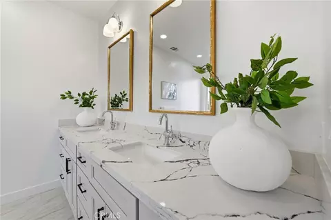 Bath - 609 Nomad Ct, Hayward, CA 94544 photo 2 of 6