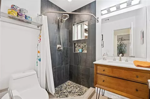 Bath - 3427 Encinal St, La Crescenta, CA 91214 photo 2 of 3
