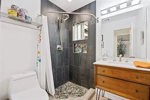 Bath - 3427 Encinal St, La Crescenta, CA 91214 photo 3 of 3