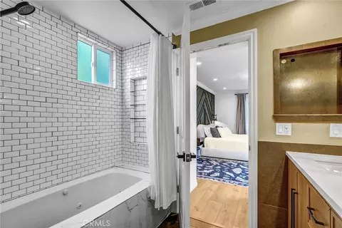Bath - 6830 Bothwell Rd, Reseda, CA 91335 photo 3 of 4