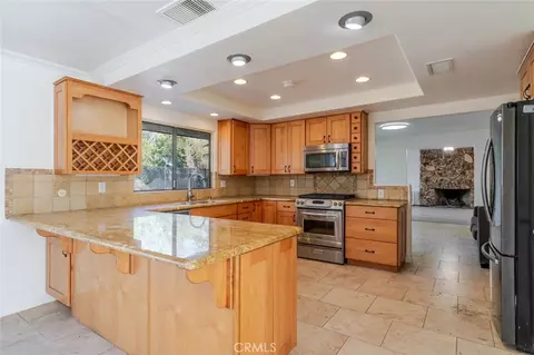 Kitchen - 310 Susan Ct, Palmdale, CA 93551 photo 2 of 4