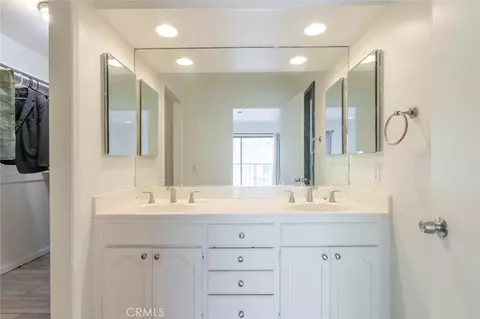 Bath - 310 Susan Ct, Palmdale, CA 93551 photo 2 of 4