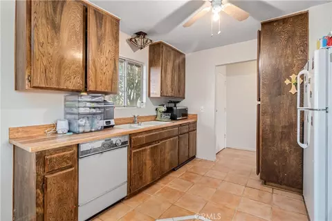Kitchen - 20539 E Avenue R, Palmdale, CA 93591 photo 2 of 3