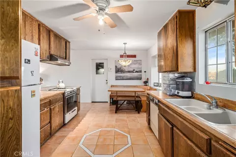 Kitchen - 20539 E Avenue R, Palmdale, CA 93591 photo 3 of 3