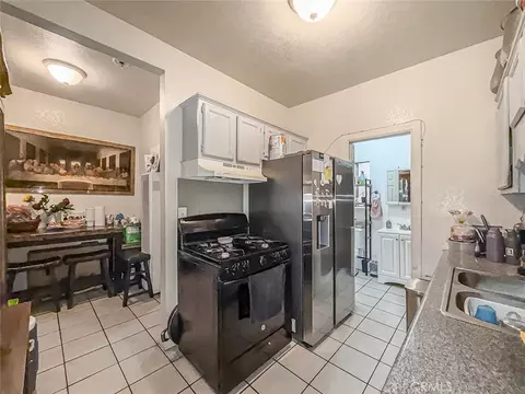 Kitchen - 1403 Lemon Ave, Long Beach, CA 90813 photo 4 of 8