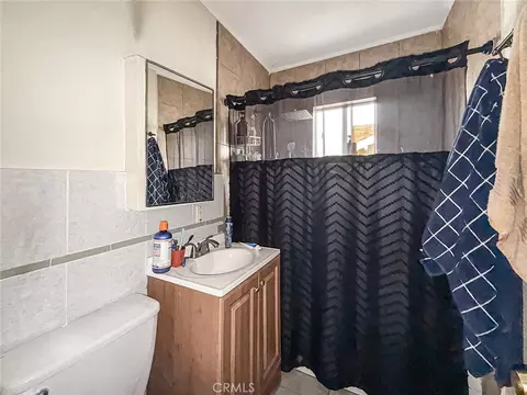 Bath - 1403 Lemon Ave, Long Beach, CA 90813 photo 6 of 6