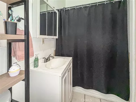 Bath - 1403 Lemon Ave, Long Beach, CA 90813 photo 3 of 6