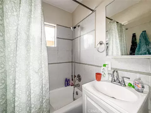 Bath - 1403 Lemon Ave, Long Beach, CA 90813 photo 5 of 6