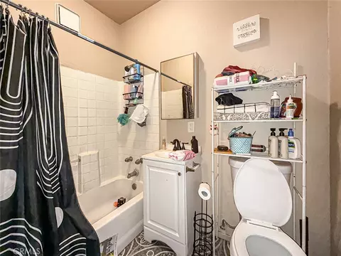 Bath - 1403 Lemon Ave, Long Beach, CA 90813 photo 2 of 6