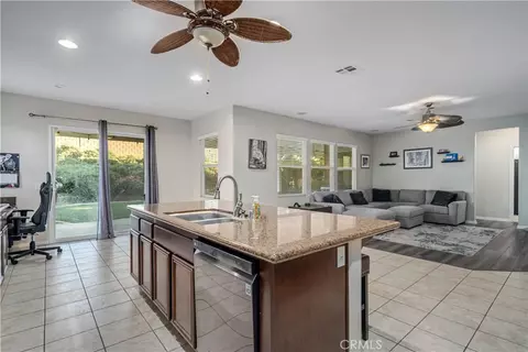 Entry Way - 7044 Lyric Ave, Lancaster, CA 93536 photo 4 of 8