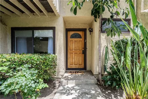 6746 Encino Ave #2, Lake Balboa, CA 91406