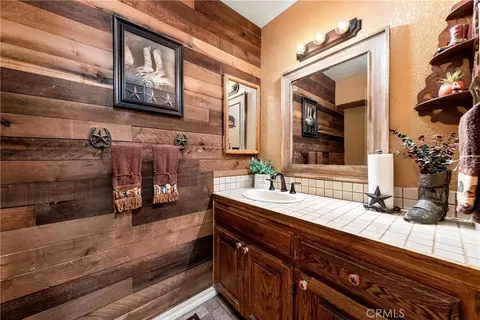 Bath - 6716 Granada Dr, Palmdale, CA 93551 photo 1 of 5