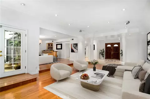19611 Rosita St, Tarzana, CA 91356