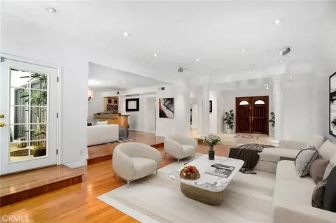 19611 Rosita St, Tarzana, CA 91356