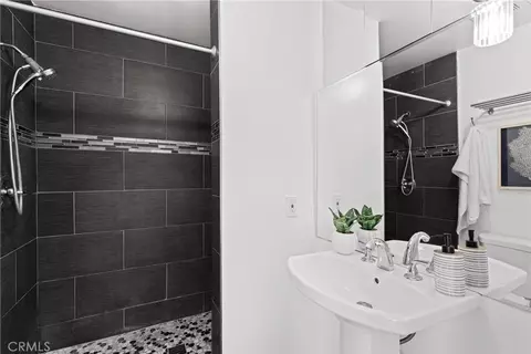 Bath - 7971 Sangamon Ave, Sun Valley, CA 91352 photo 1 of 2