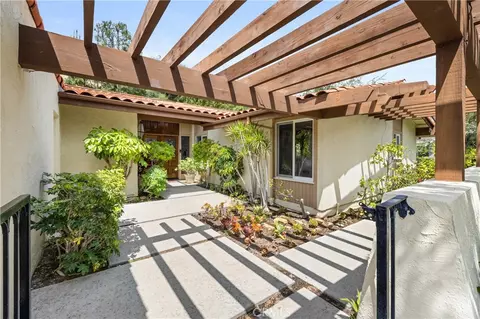 4011 Ellenita Ave, Tarzana, CA 91356