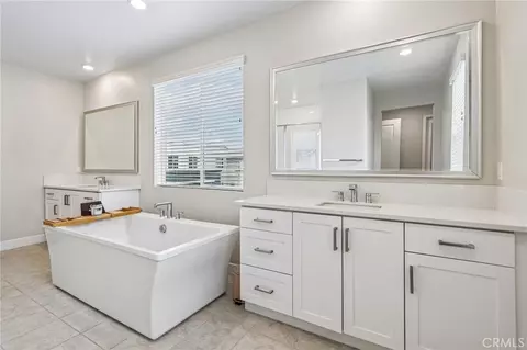 Bath - 27003 Goldfields Ct, Valencia, CA 91381 photo 2 of 3