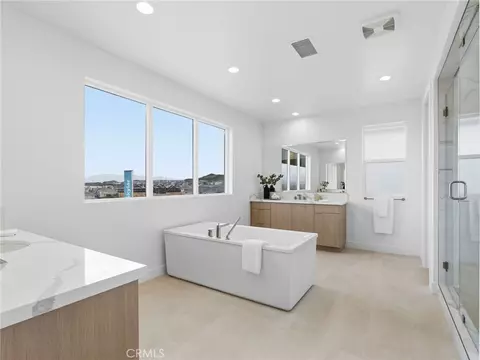 Bath - 27643 Juniper Ln, Valencia, CA 91381 photo 3 of 7