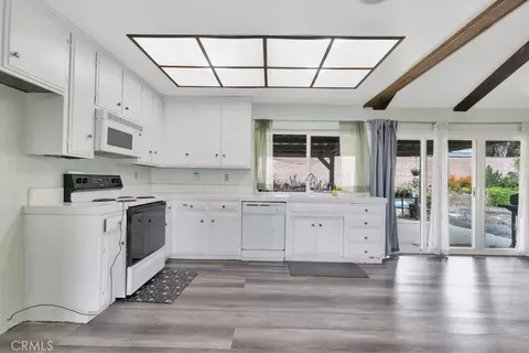 Kitchen - 2162 Emmett, Simi Valley, CA 93063 photo 3 of 4