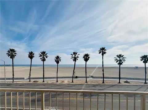 228 E Surfside Dr, Port Hueneme, CA 93041