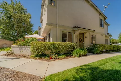 25409 Holly Beach Dr, Saugus, CA 91350
