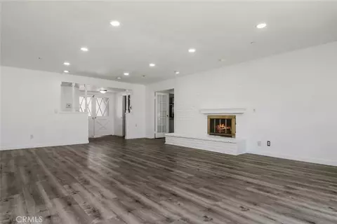 Living - 4 Mansfield Ln, Camarillo, CA 93010 photo 5 of 7