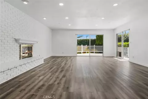 Living - 4 Mansfield Ln, Camarillo, CA 93010 photo 3 of 7