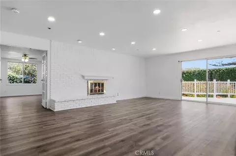 Living - 4 Mansfield Ln, Camarillo, CA 93010 photo 4 of 7