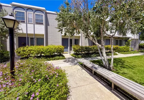 22123 Oxnard St, Woodland Hills, CA 91367
