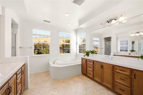 Bath - 2273 Swift Fox Ct, Simi Valley, CA 93065 photo 2 of 3