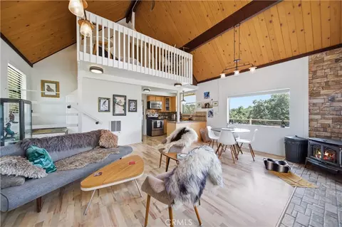 Living - 27200 Bear Valley Rd, Tehachapi, CA 93561 photo 2 of 3